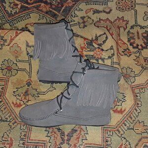 Minnetonka Sz 7 Gray High Top Suede Boots